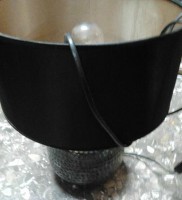 LAMPARA PANTALLA NEGRA  BASE CERAMICA NEGRA 